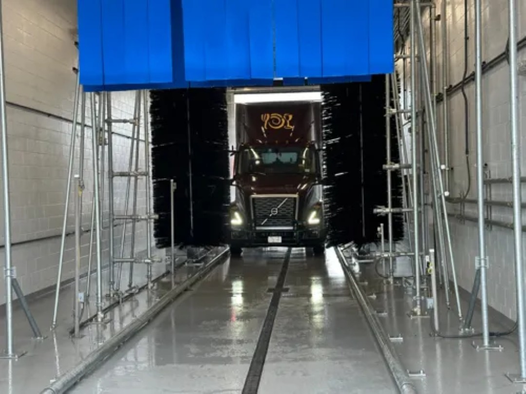 Fleet Wash System in Tunnel with Rotating Brush Cleaning