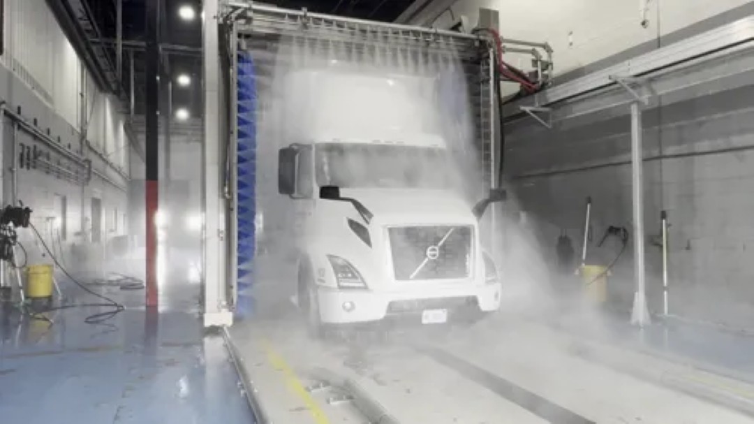 Fleet Wash System with Soft Cloth Brushes and Rinse Cycle