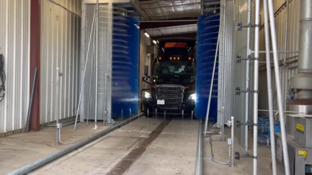 High-Performance Fleet Wash Tunnel with Multi-Stage Cleaning