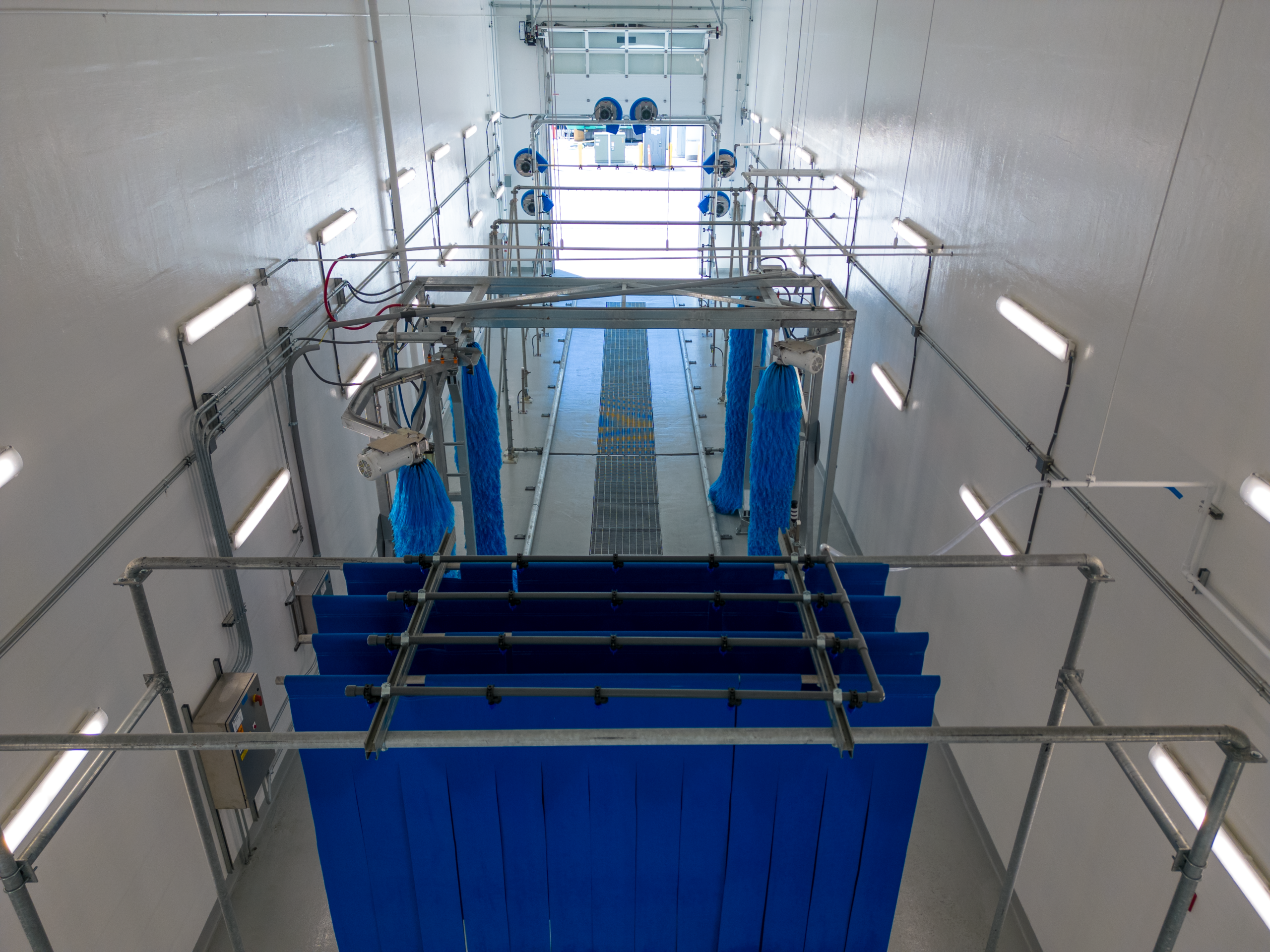 Transit Bus Wash Tunnel with Multi-Stage Cleaning Process